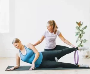 coach sportif donnant un cours à domicile via une coopérative SAP